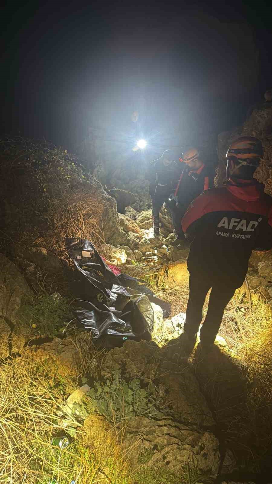30 metrelik falezlerden kayalık alana düşen genç yaşamını yitirdi 16 30 metrelik falezlerden kayalik alana dusen genc yasamini yitirdi 12 CC3Wsdrn