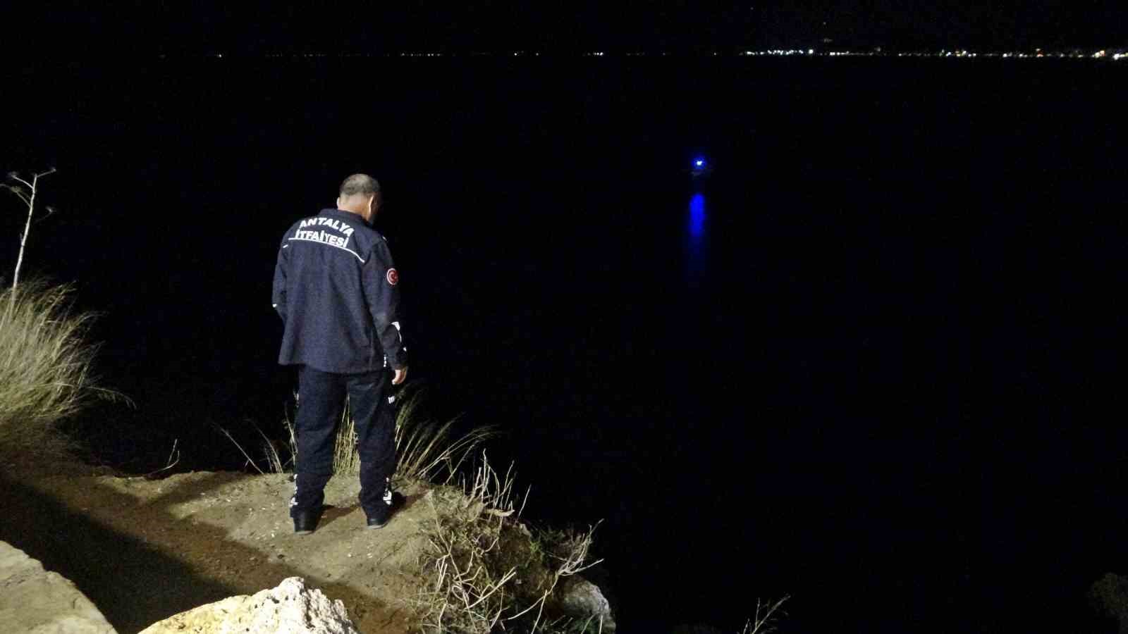 30 metrelik falezlerden kayalık alana düşen genç yaşamını yitirdi 6 30 metrelik falezlerden kayalik alana dusen genc yasamini yitirdi 2