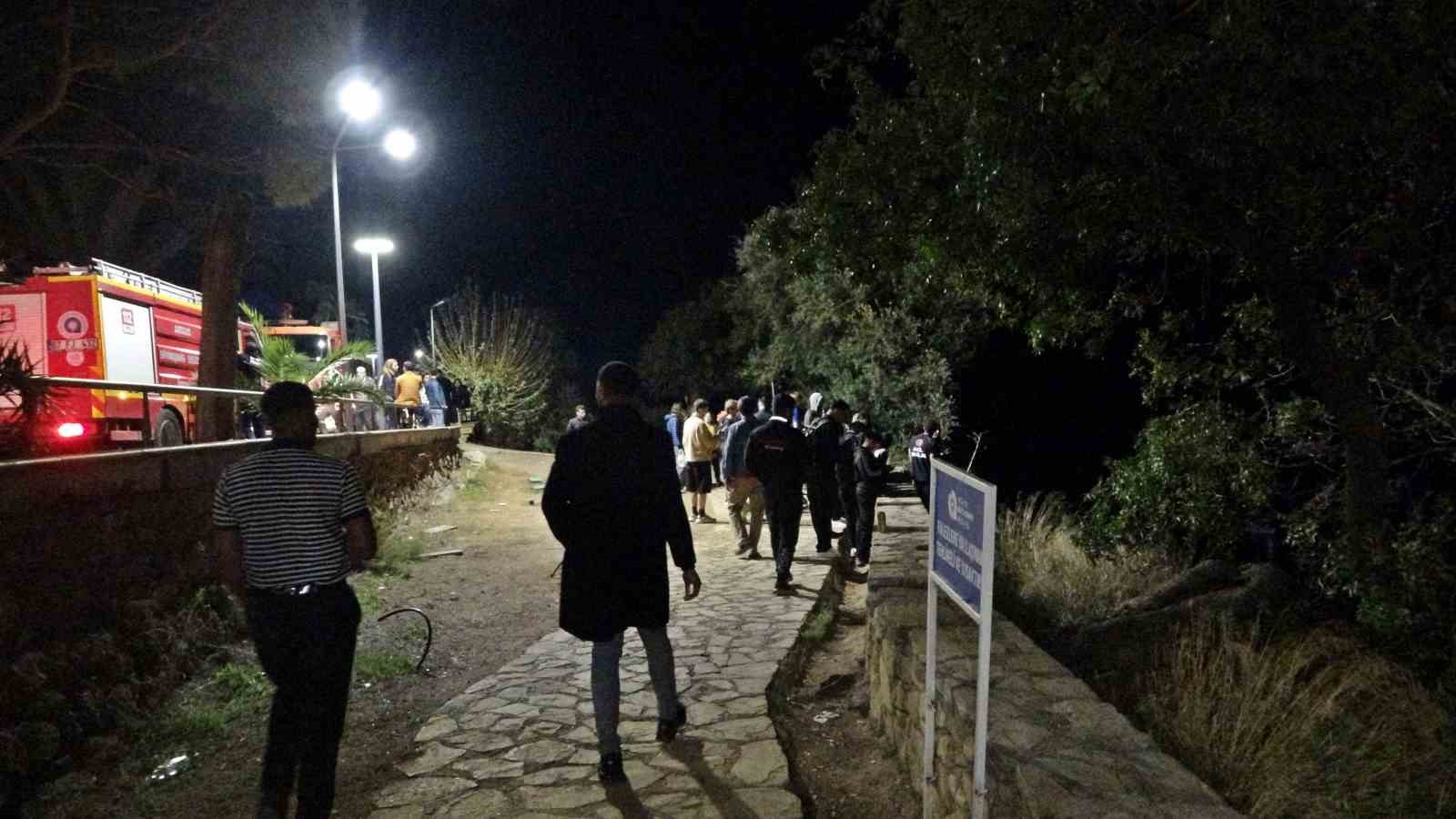 30 metrelik falezlerden kayalık alana düşen genç yaşamını yitirdi 7 30 metrelik falezlerden kayalik alana dusen genc yasamini yitirdi 3 TaaFyJ5d
