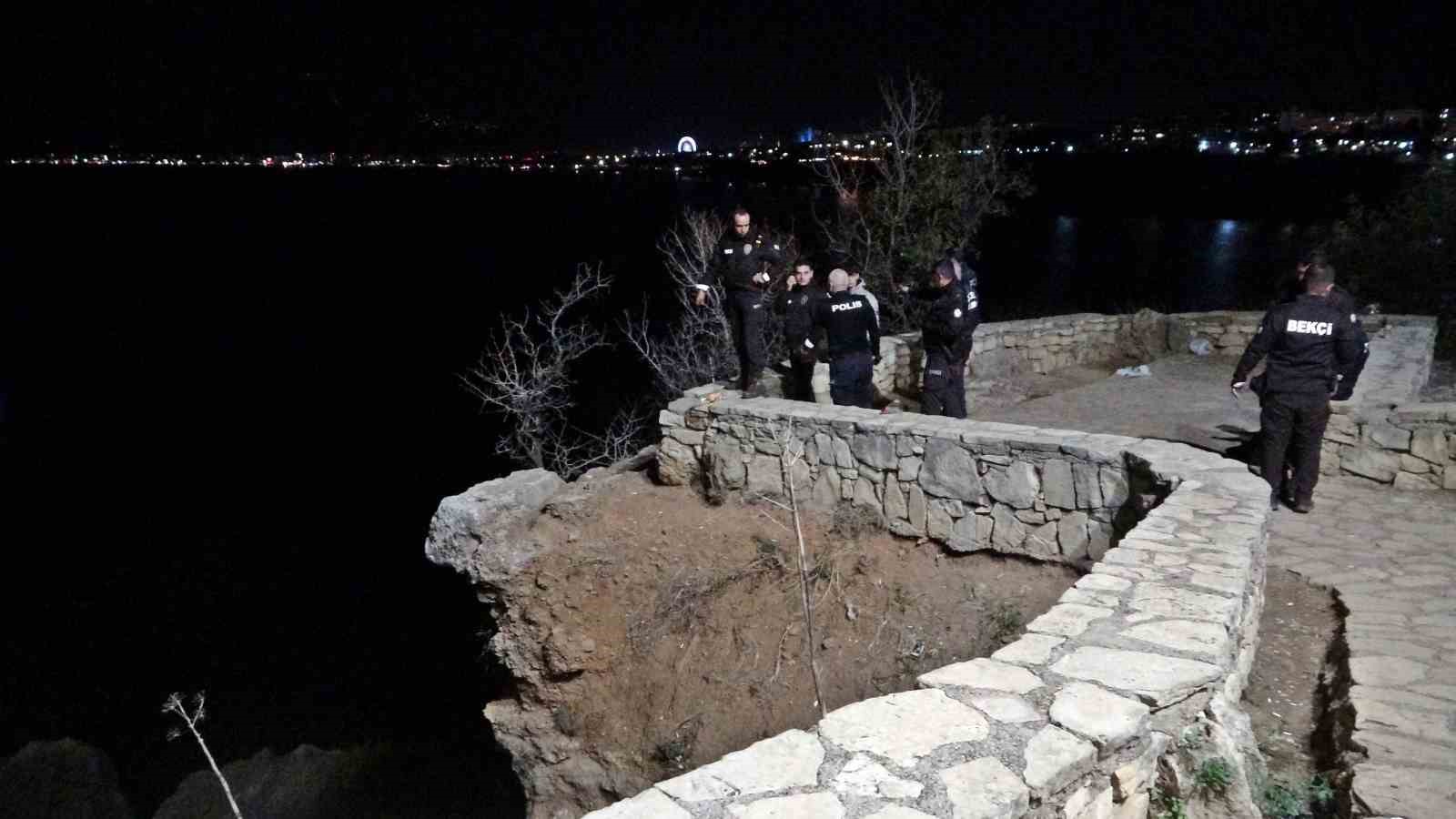 30 metrelik falezlerden kayalık alana düşen genç yaşamını yitirdi 8 30 metrelik falezlerden kayalik alana dusen genc yasamini yitirdi 4 NGfhJ86y