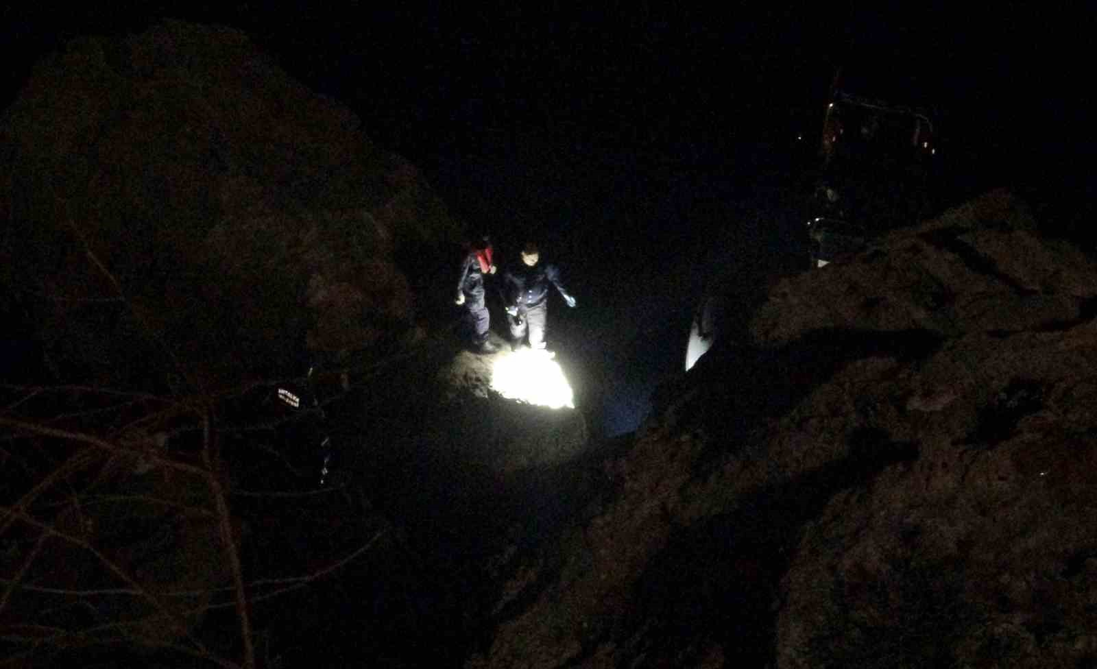 30 metrelik falezlerden kayalık alana düşen genç yaşamını yitirdi 10 30 metrelik falezlerden kayalik alana dusen genc yasamini yitirdi 6