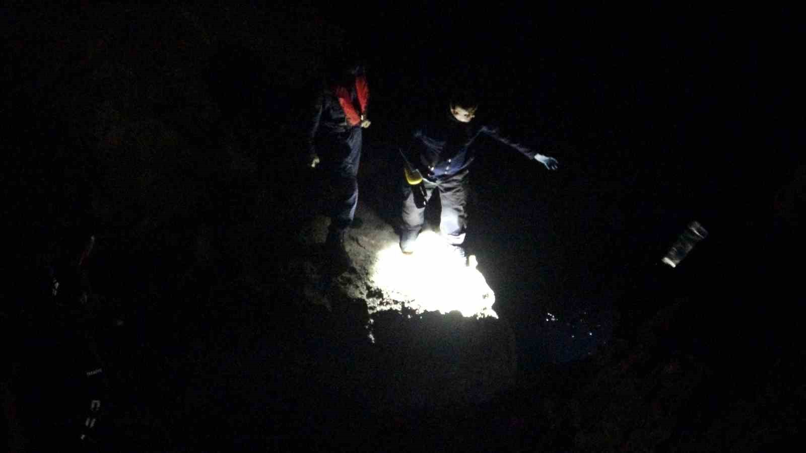 30 metrelik falezlerden kayalık alana düşen genç yaşamını yitirdi 11 30 metrelik falezlerden kayalik alana dusen genc yasamini yitirdi 7