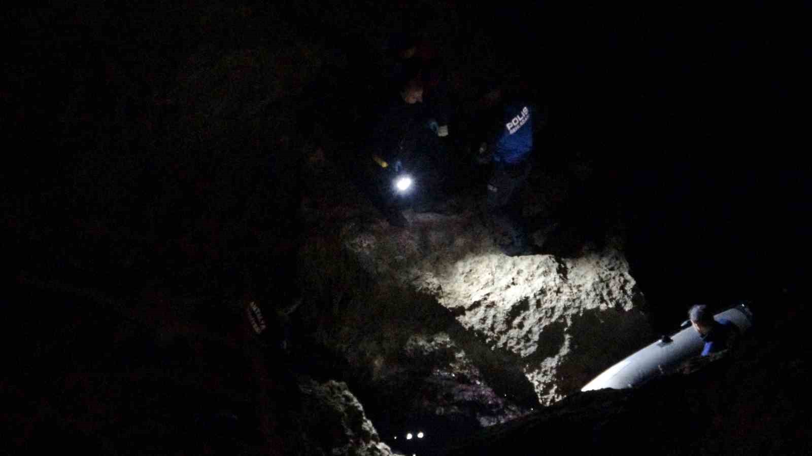 30 metrelik falezlerden kayalık alana düşen genç yaşamını yitirdi 12 30 metrelik falezlerden kayalik alana dusen genc yasamini yitirdi 8 hVE9HhQ2
