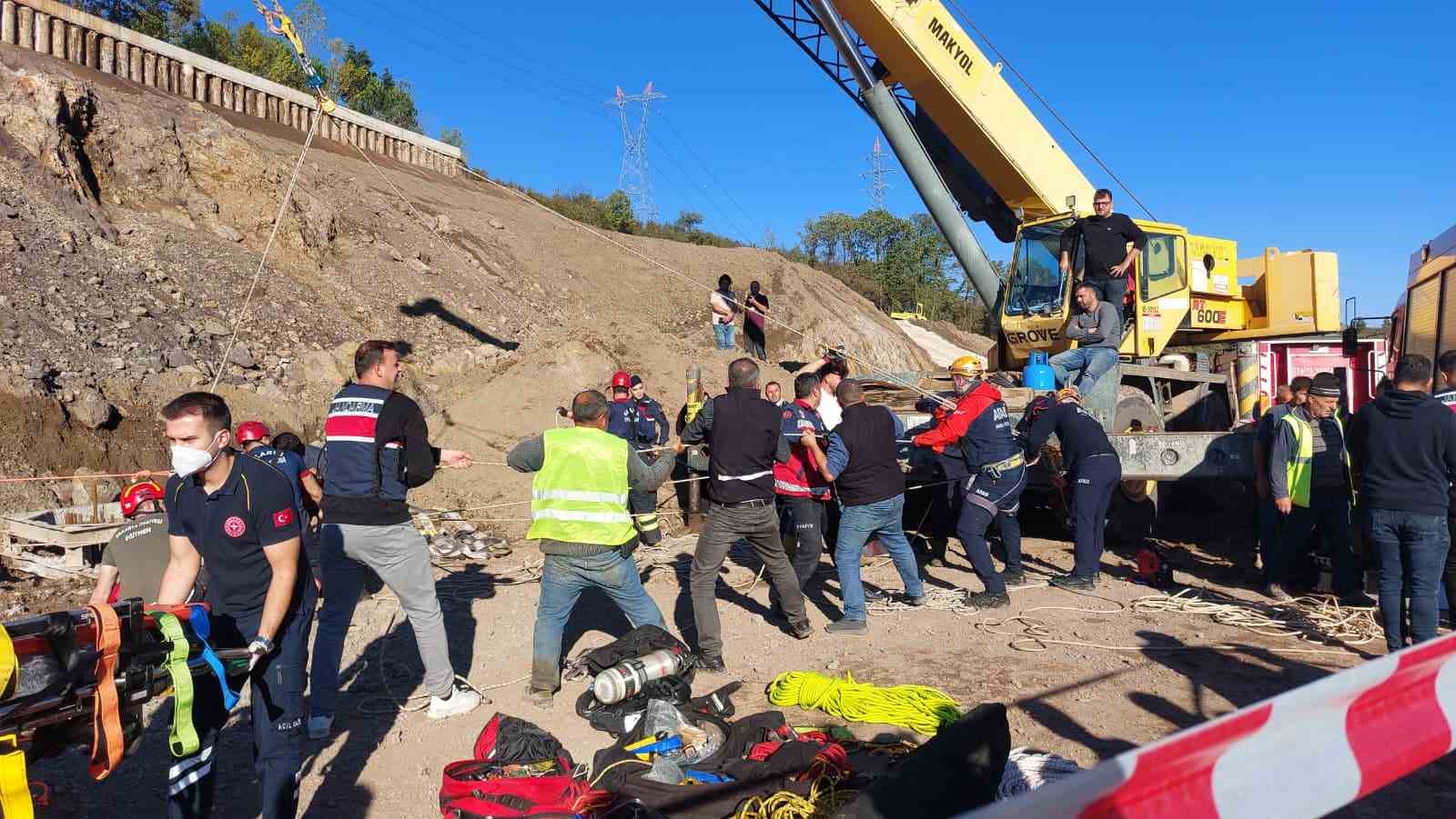 30 metrelik kuyuya düşen işçinin cansız bedenini itfaiye çıkardı 7 30 metrelik kuyuya dusen iscinin cansiz bedenini itfaiye cikardi 3 3XGqIWOY