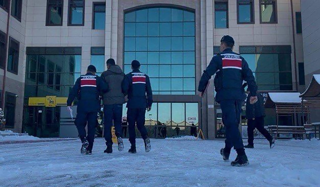 30 suc kaydi olan dolandirici yakalandi 1 im6wfpSL