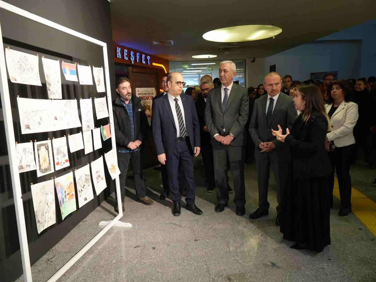 30 ülkeden 350 sanatçı posta sanatıyla "asrın felaketi"ni anlattı 4 30 ulkeden 350 sanatci posta sanatiyla asrin felaketini anlatti 0 QnIOprrZ