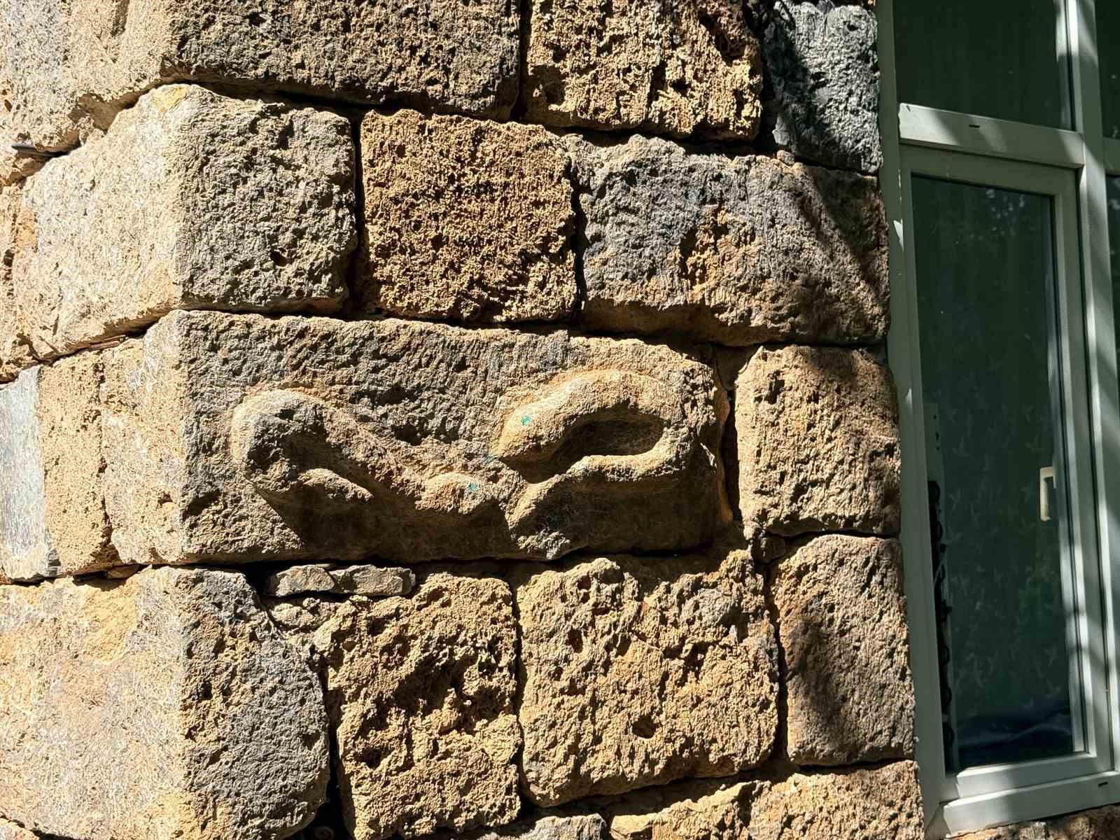 30 yıl önce kendi emeğiyle yaptığı ev turistlerin ilgi odağı oldu 5 30 yil once kendi emegiyle yaptigi ev turistlerin ilgi odagi oldu 1 V8CgvScL