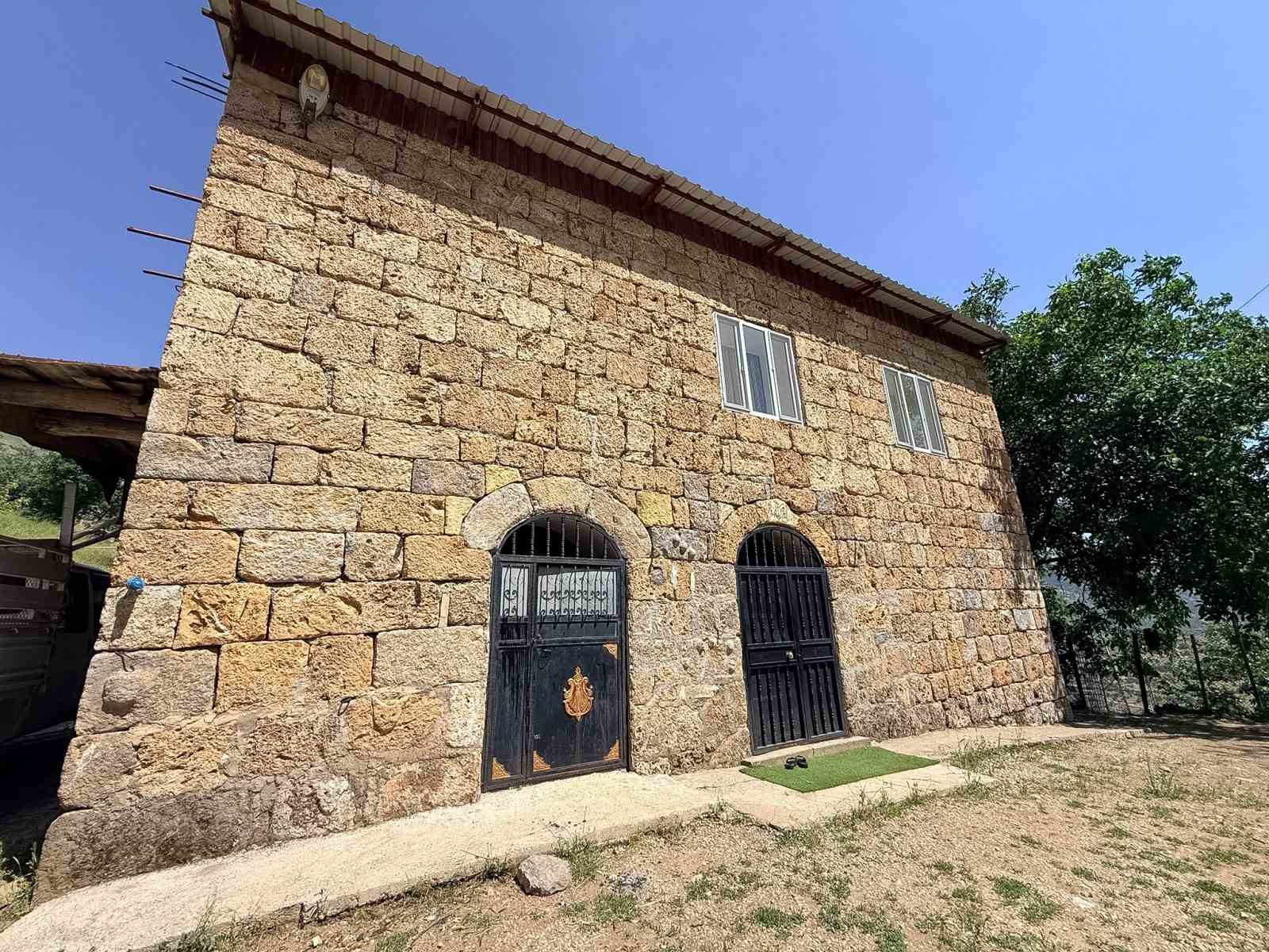 30 yıl önce kendi emeğiyle yaptığı ev turistlerin ilgi odağı oldu 7 30 yil once kendi emegiyle yaptigi ev turistlerin ilgi odagi oldu 3