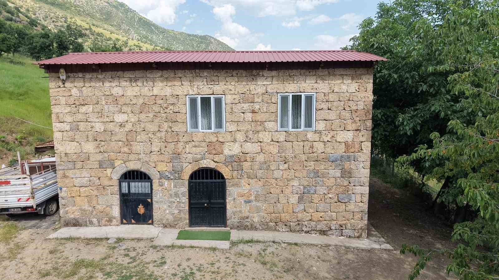30 yıl önce kendi emeğiyle yaptığı ev turistlerin ilgi odağı oldu 9 30 yil once kendi emegiyle yaptigi ev turistlerin ilgi odagi oldu 5 H4tEpSHu