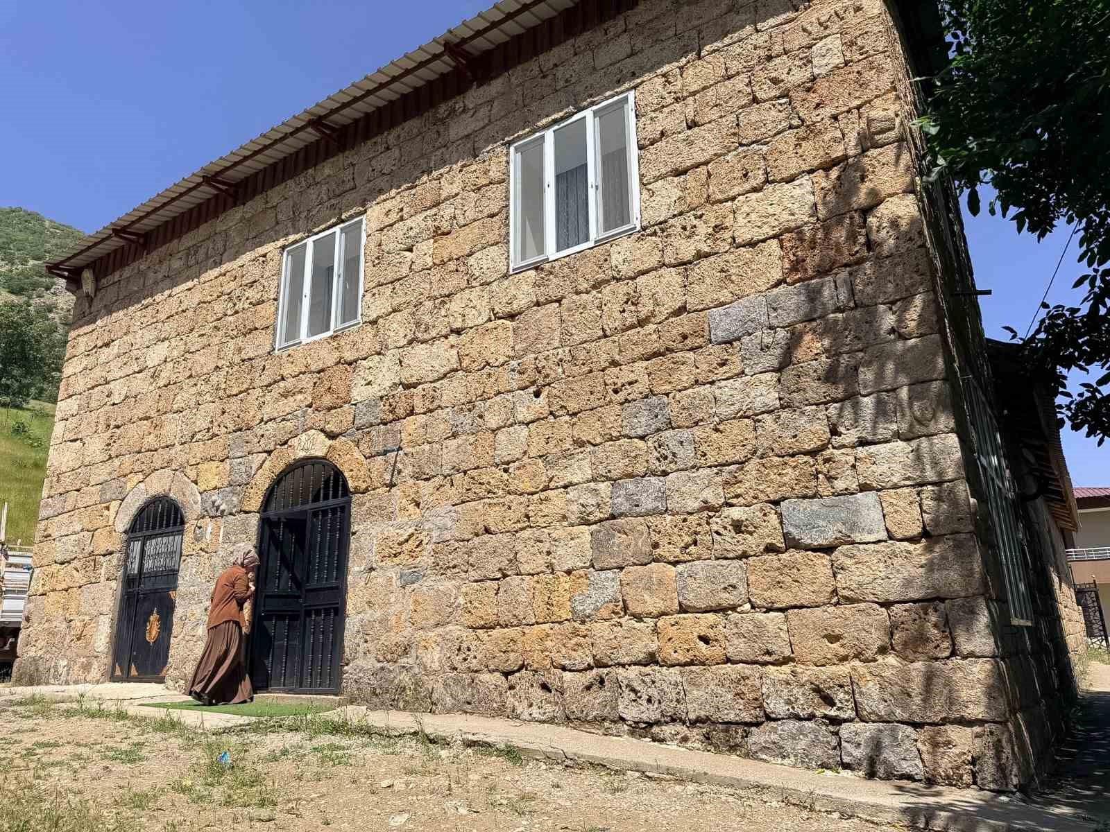 30 yıl önce kendi emeğiyle yaptığı ev turistlerin ilgi odağı oldu 10 30 yil once kendi emegiyle yaptigi ev turistlerin ilgi odagi oldu 6 VleCiAVP