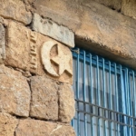 30-yil-once-kendi-emegiyle-yaptigi-ev-turistlerin-ilgi-odagi-oldu-zqxi2wVW.jpg
