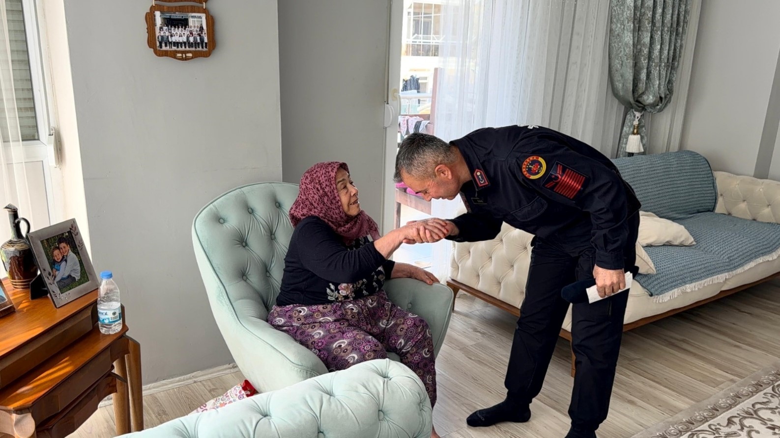 30 yil once sehit olan askerin silah arkadasindan sehit annesine duygulandiran ziyaret 1 lYKInHGn