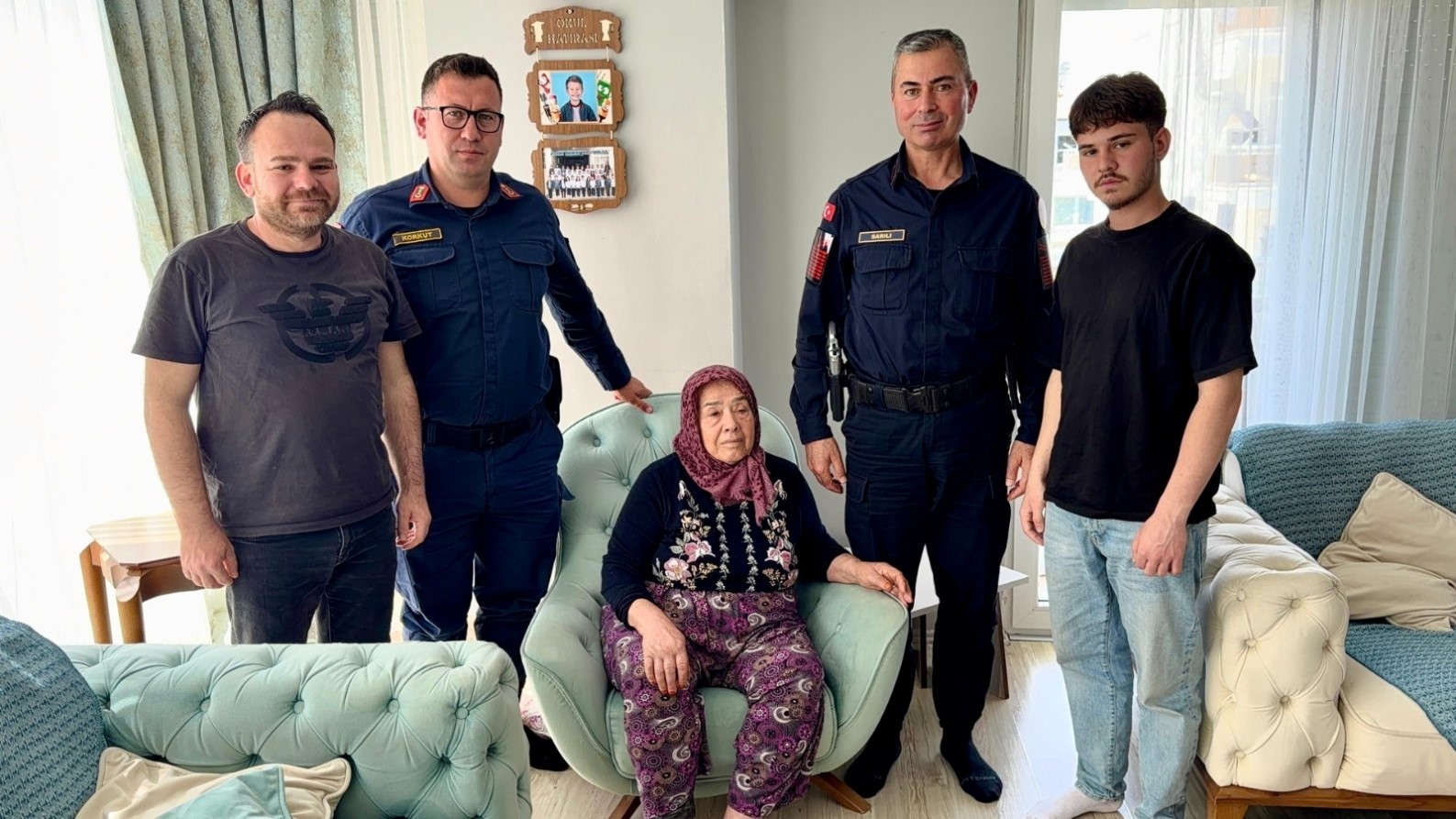 30 yil once sehit olan askerin silah arkadasindan sehit annesine duygulandiran ziyaret 11 D4b2yg4E