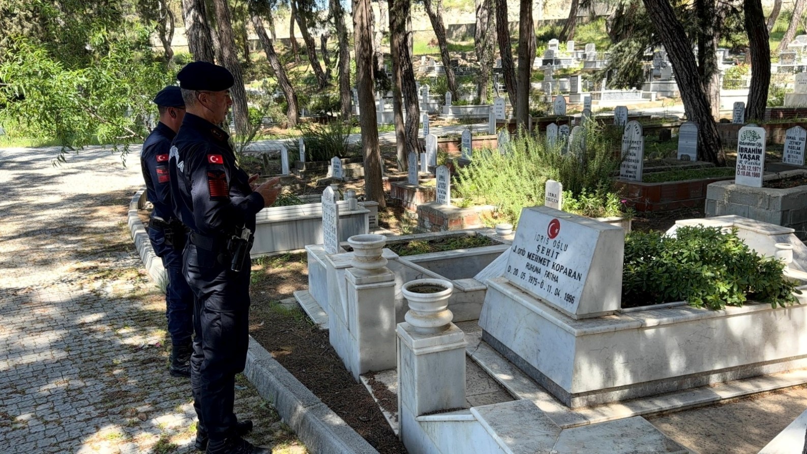 30 yil once sehit olan askerin silah arkadasindan sehit annesine duygulandiran ziyaret 3 ACip68S7