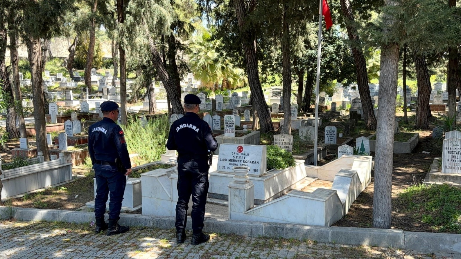 30 yil once sehit olan askerin silah arkadasindan sehit annesine duygulandiran ziyaret 6 3J1UUWAP