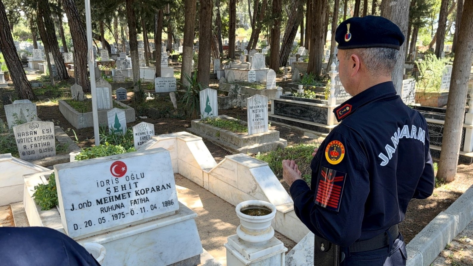 30 yil once sehit olan askerin silah arkadasindan sehit annesine duygulandiran ziyaret 7