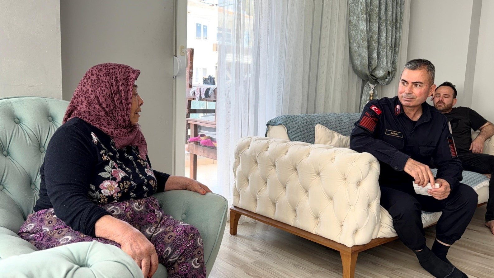 30 yil once sehit olan askerin silah arkadasindan sehit annesine duygulandiran ziyaret 8 H7F6TU8M