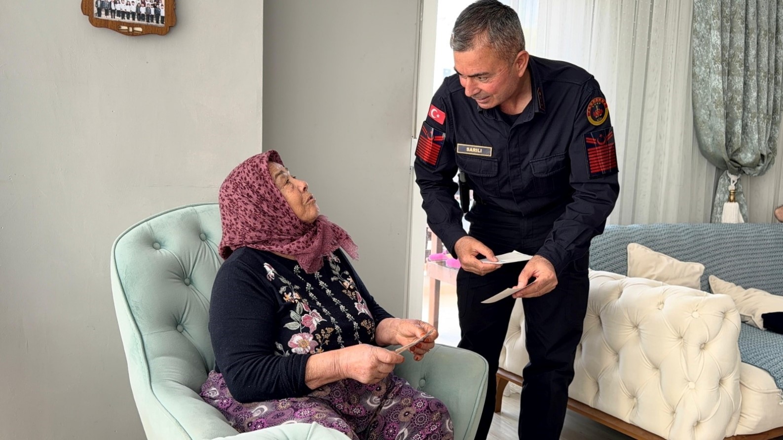 30 yil once sehit olan askerin silah arkadasindan sehit annesine duygulandiran ziyaret 9 6lB1XA74