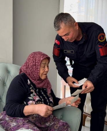 30-yil-once-sehit-olan-askerin-silah-arkadasindan-sehit-annesine-duygulandiran-ziyaret-92TLfrEc.jpg