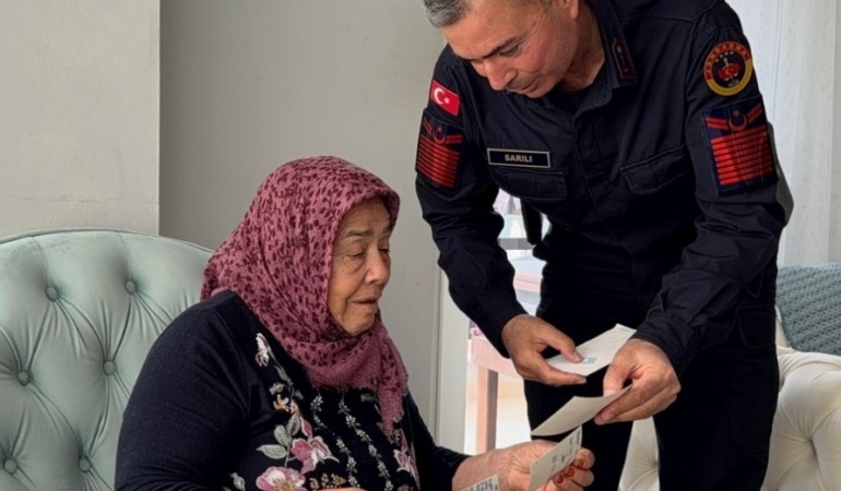 30-yil-once-sehit-olan-askerin-silah-arkadasindan-sehit-annesine-duygulandiran-ziyaret-92TLfrEc.jpg