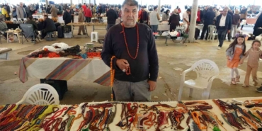 30-yildir-sehir-sehir-dolasarak-tespih-satiyor-QDeuY2ZO.jpg