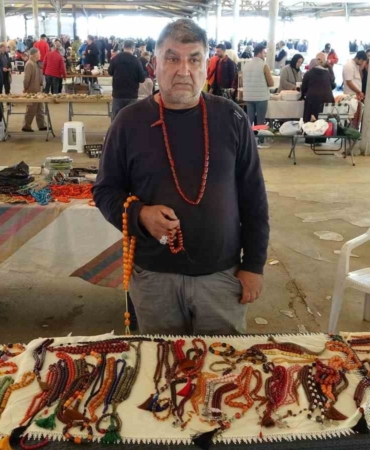 30-yildir-sehir-sehir-dolasarak-tespih-satiyor-QDeuY2ZO.jpg
