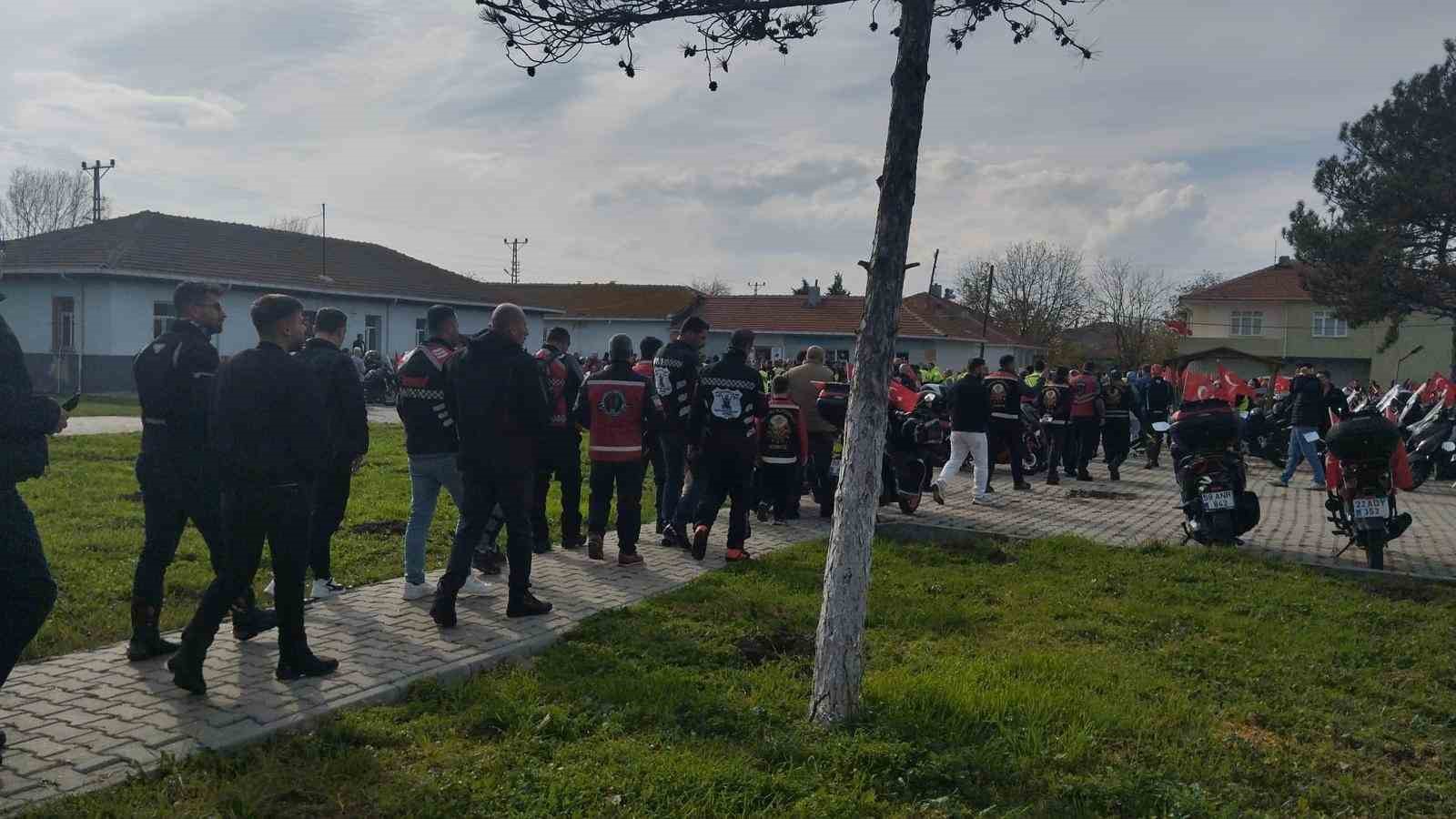 300 motosikletli, konvoyla şehit ailesine taziyede bulundu 4 300 motosikletli konvoyla sehit ailesine taziyede bulundu 0