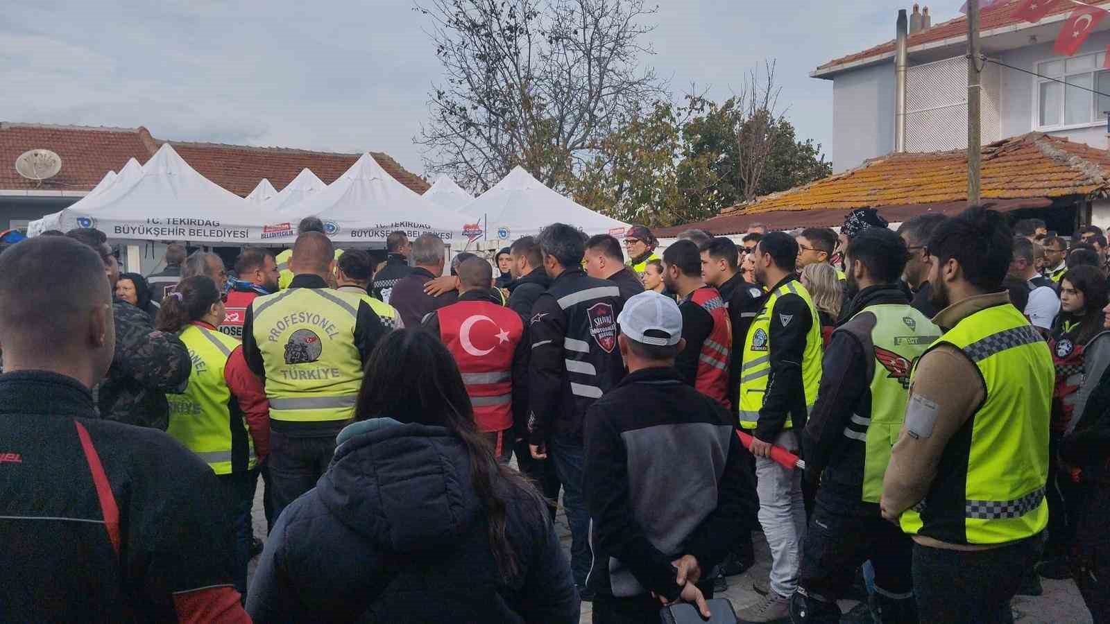 300 motosikletli, konvoyla şehit ailesine taziyede bulundu 5 300 motosikletli konvoyla sehit ailesine taziyede bulundu 1 DD3yzBGu