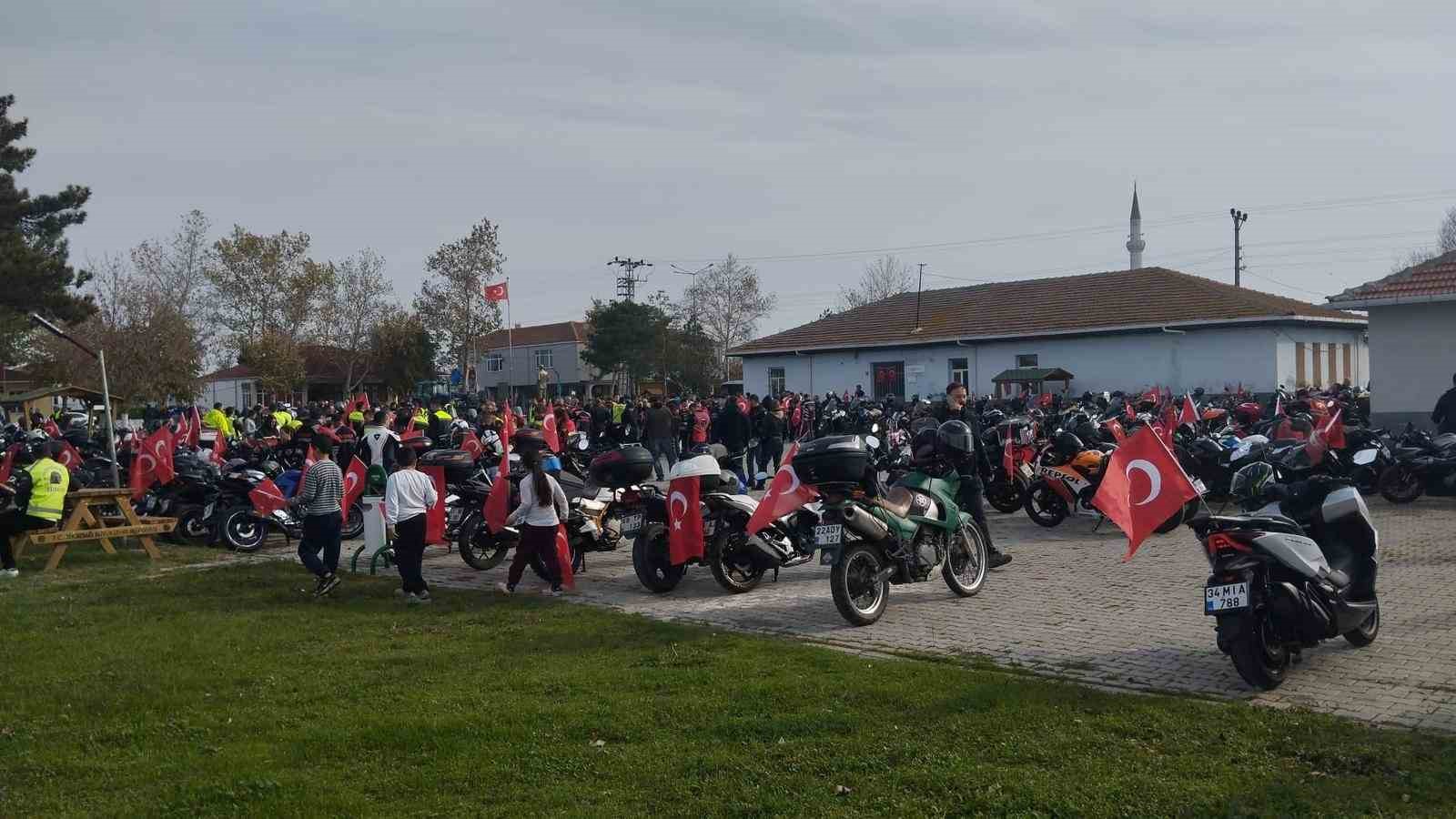 300 motosikletli, konvoyla şehit ailesine taziyede bulundu 7 300 motosikletli konvoyla sehit ailesine taziyede bulundu 3