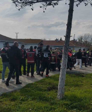 300-motosikletli-konvoyla-sehit-ailesine-taziyede-bulundu-3xea6KYj.jpg