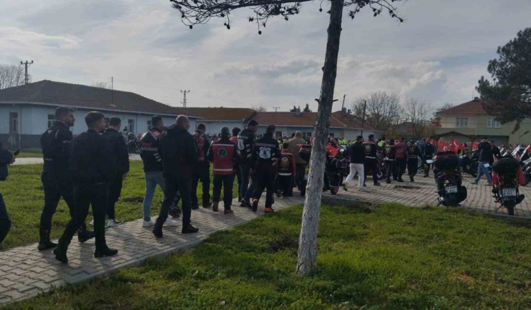 300-motosikletli-konvoyla-sehit-ailesine-taziyede-bulundu-3xea6KYj.jpg