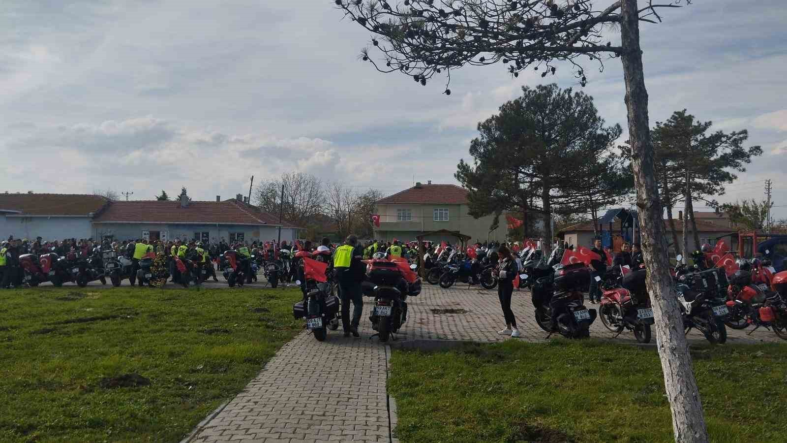 300 motosikletli, konvoyla şehit ailesine taziyede bulundu 8 300 motosikletli konvoyla sehit ailesine taziyede bulundu 4 ab6qhZQk