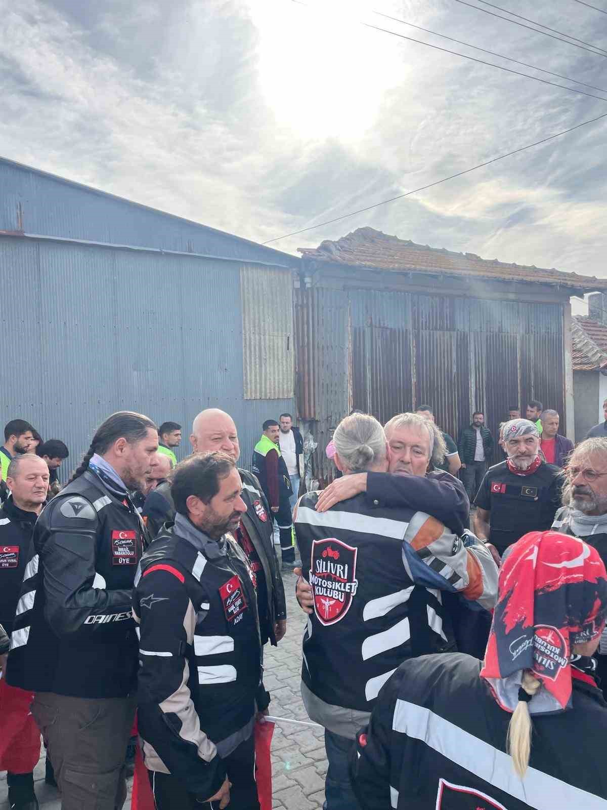 300 motosikletli, konvoyla şehit ailesine taziyede bulundu 9 300 motosikletli konvoyla sehit ailesine taziyede bulundu 5 PLRQHMO6