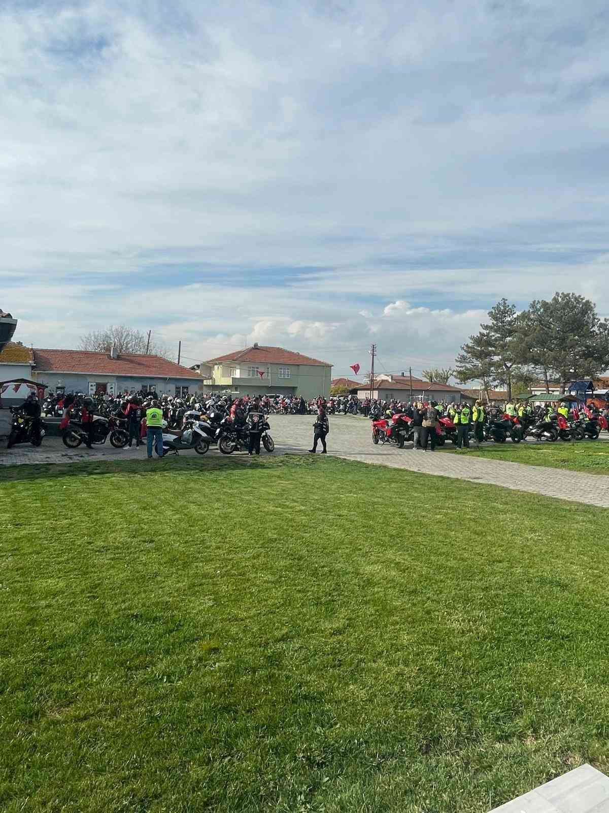 300 motosikletli, konvoyla şehit ailesine taziyede bulundu 10 300 motosikletli konvoyla sehit ailesine taziyede bulundu 6 97bZmaBl