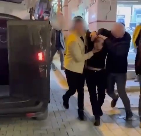 33 yil hapis cezasi ie aranan binbir surat kurye kiligindaki polislerce yakalandi 0 feV92AiW