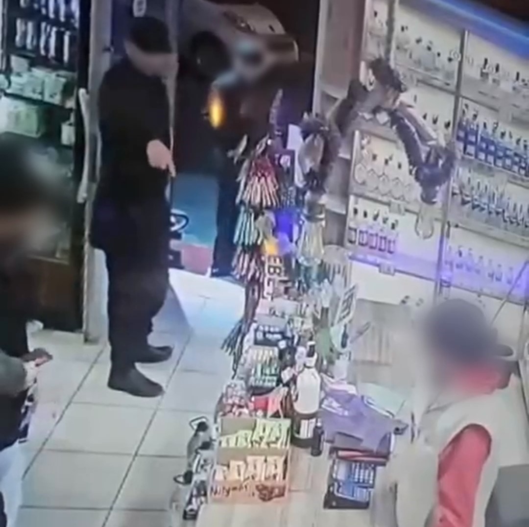 33 yil hapis cezasi ie aranan binbir surat kurye kiligindaki polislerce yakalandi 1 4WGZrkiq