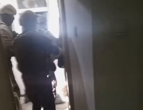 33 yil hapis cezasi ie aranan binbir surat kurye kiligindaki polislerce yakalandi 3 KzjSh8sf