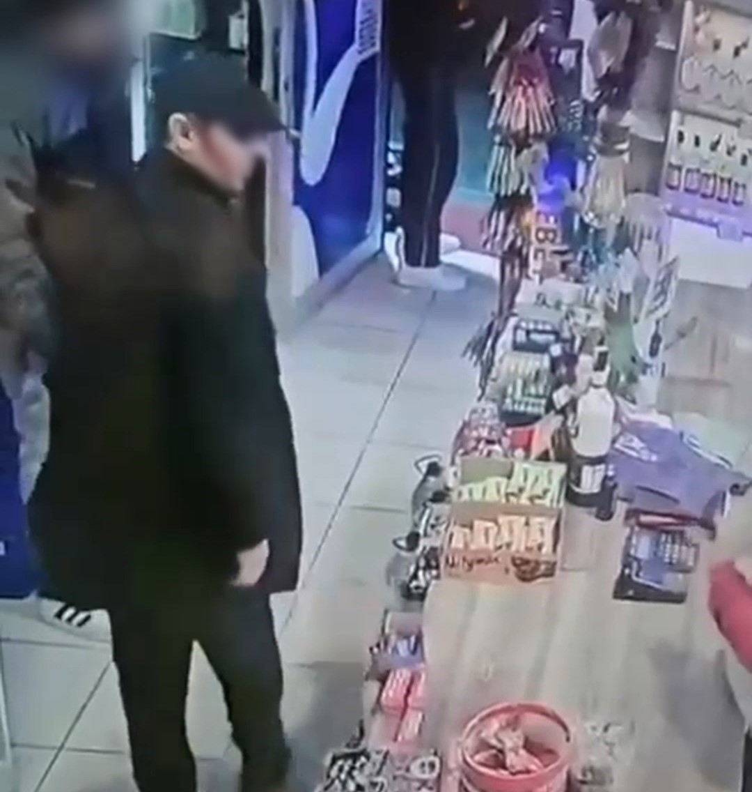 33 yil hapis cezasi ie aranan binbir surat kurye kiligindaki polislerce yakalandi 4 pssuq81B