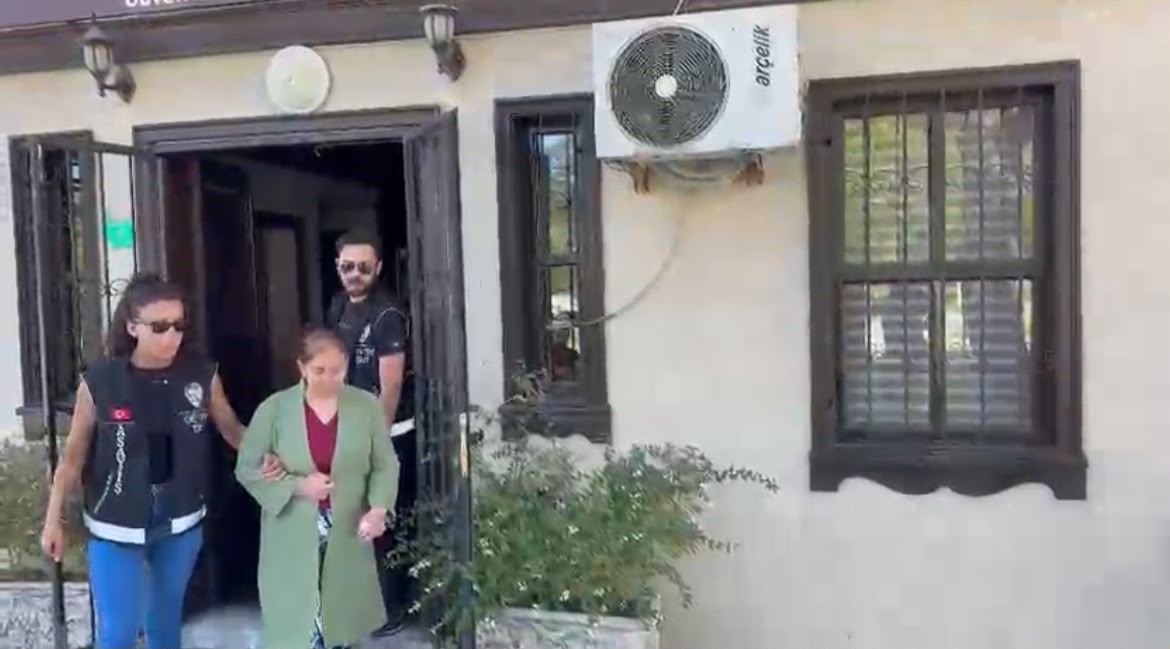 33 yıl hapis cezasıyla aranan kadın hırsız Bursa’da yakalandı 4 33 yil hapis cezasiyla aranan kadin hirsiz bursada yakalandi 0 Szh2Rjsh