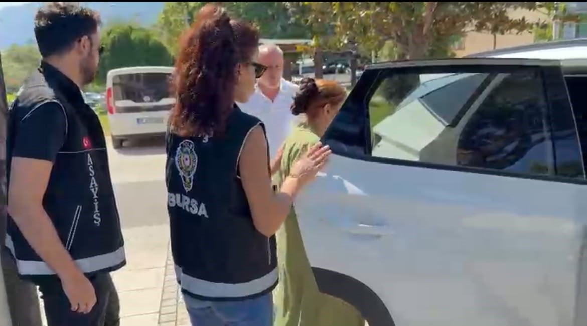 33 yıl hapis cezasıyla aranan kadın hırsız Bursa’da yakalandı 5 33 yil hapis cezasiyla aranan kadin hirsiz bursada yakalandi 1