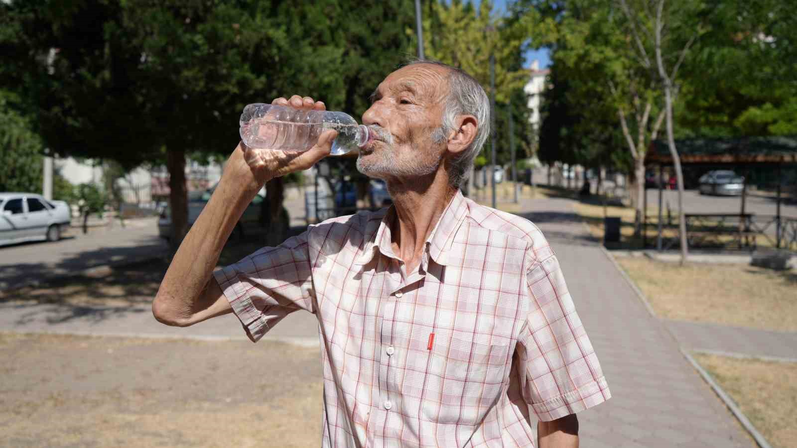 34 yildir su icemeyen yasli adam 10 gundur yemek de yiyemiyor 1 aBymnvFB