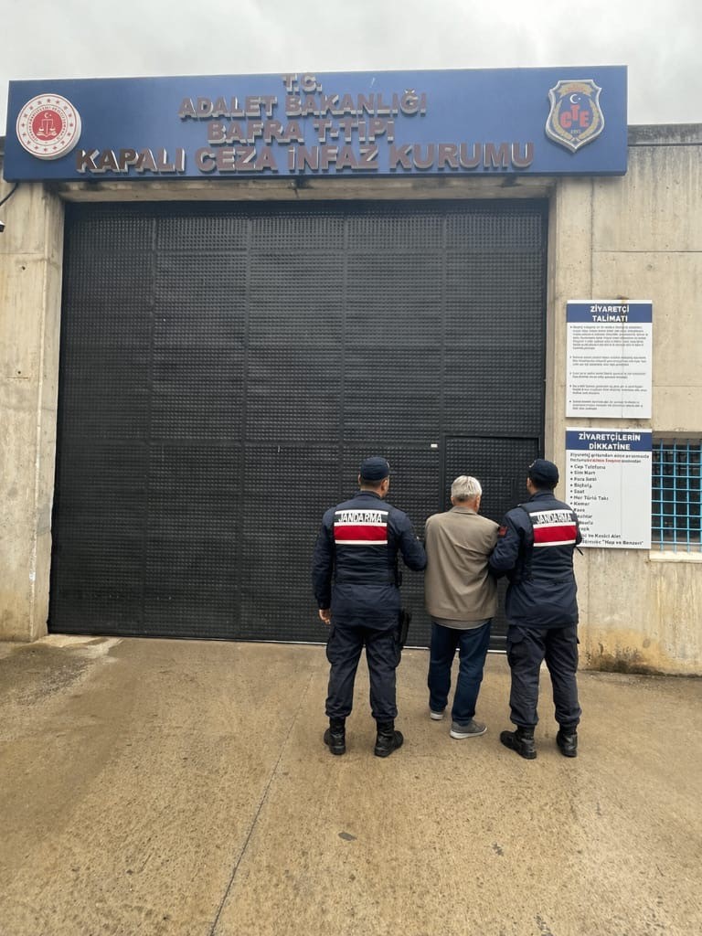 345 yil hapisle aranan sahis jandarmadan kacamadi 1 eesTUyyr