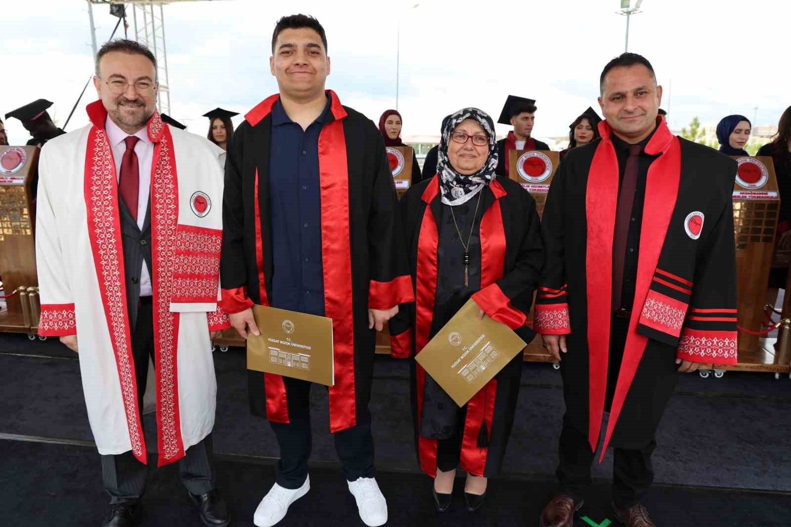 35 yil sonra egitim hayatina dondu universite mezuniyetinin sevincini yasadi 1 aLty3IwD