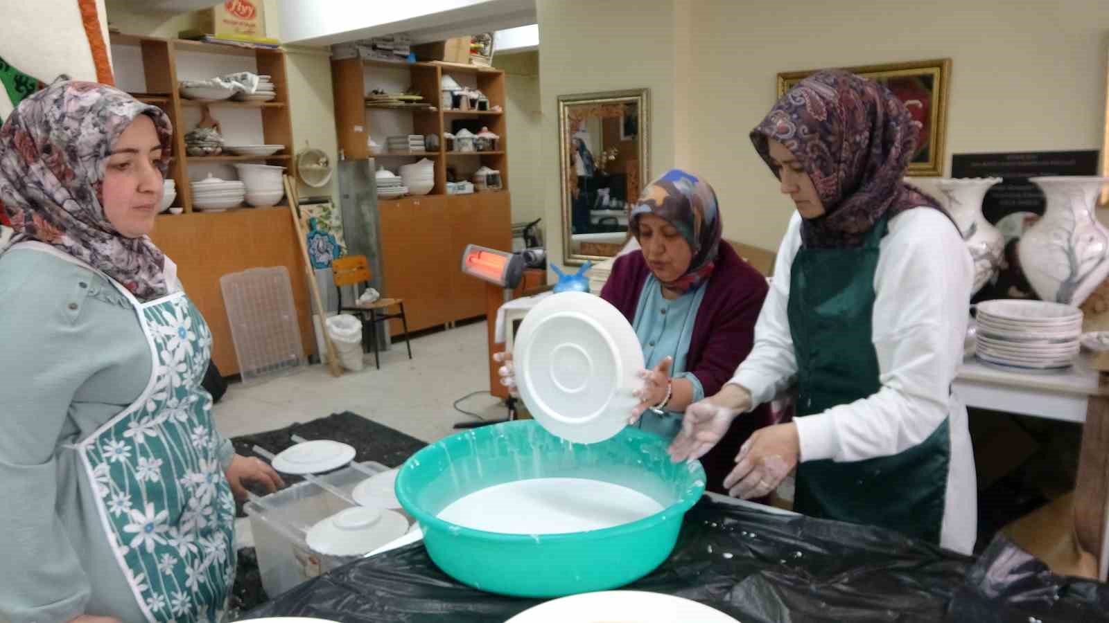 35 yil sonra egitim hayatina dondu universite mezuniyetinin sevincini yasadi 3 l59tg8mT