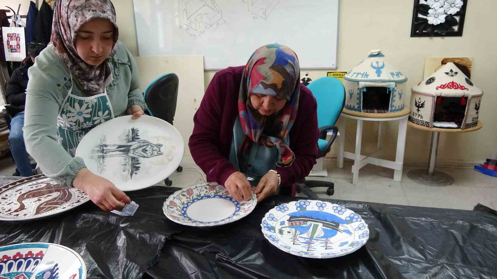 35 yil sonra egitim hayatina dondu universite mezuniyetinin sevincini yasadi 5 qti2JBWd