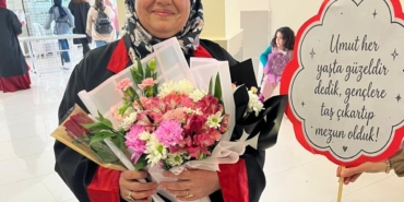 35-yil-sonra-egitim-hayatina-dondu-universite-mezuniyetinin-sevincini-yasadi-cahwLPOY.jpg