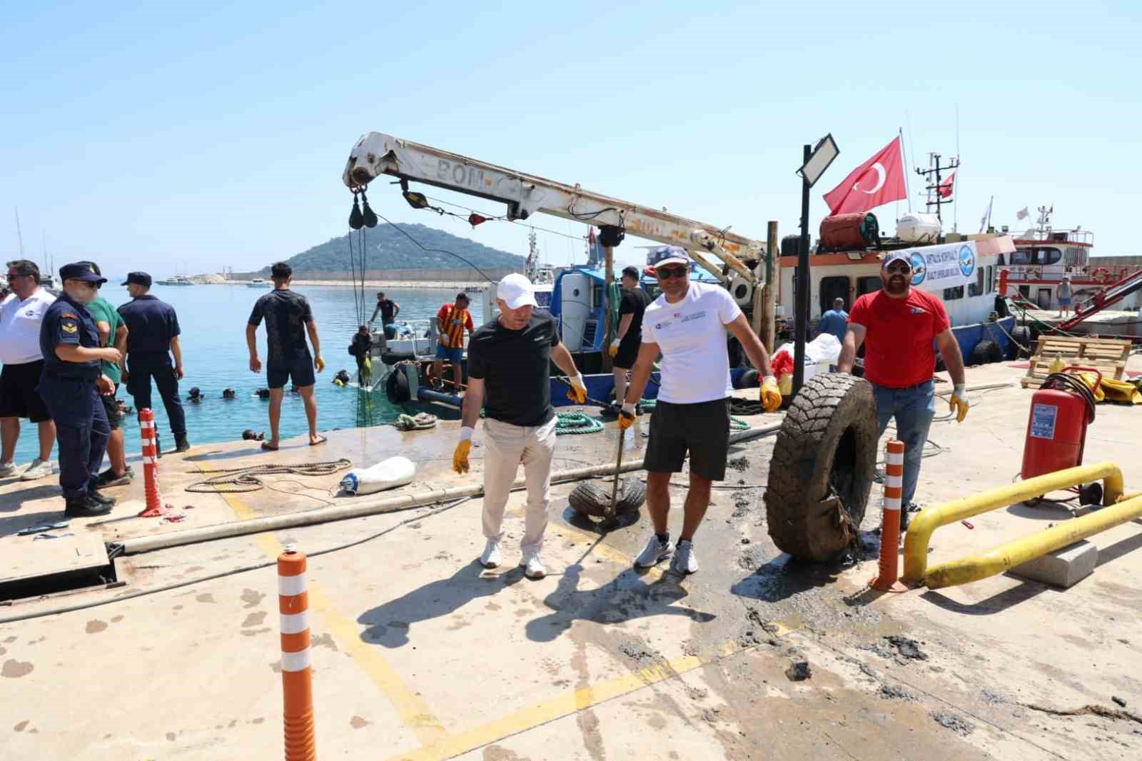 38 dalgicin katildigi etkinlikte denizden arac lastigi cop konteyniri aku demir parcalari cikti 2 QmvhibDJ