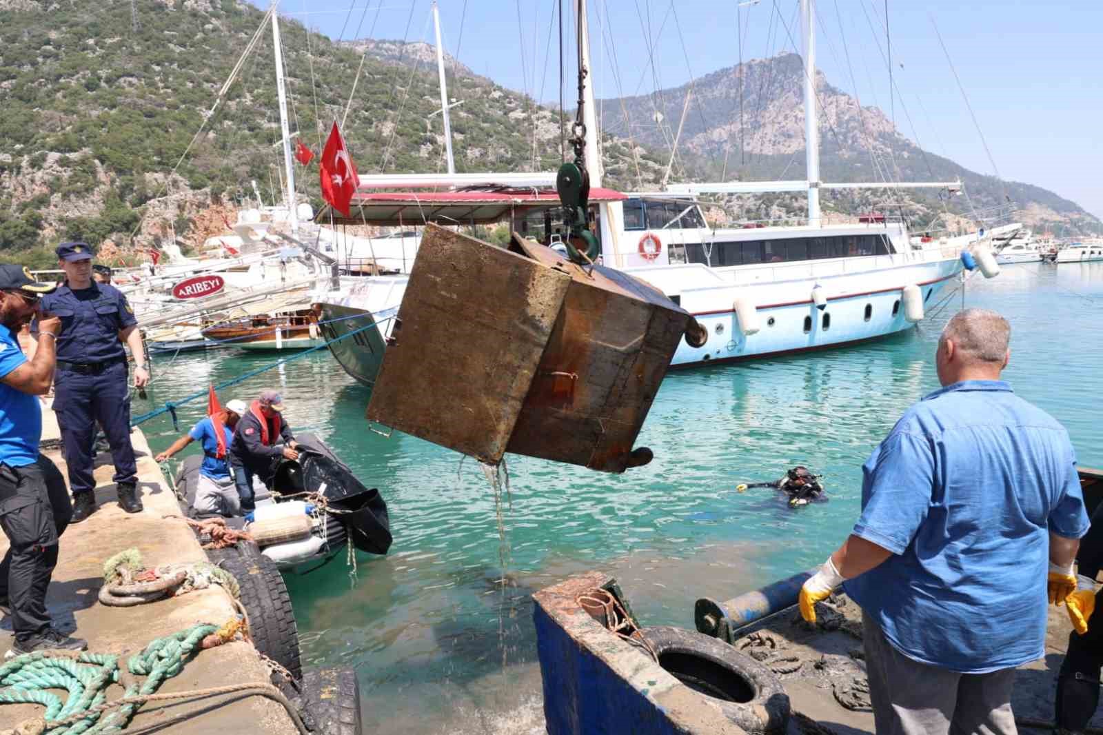 38 dalgicin katildigi etkinlikte denizden arac lastigi cop konteyniri aku demir parcalari cikti 7 B7bTfhrS