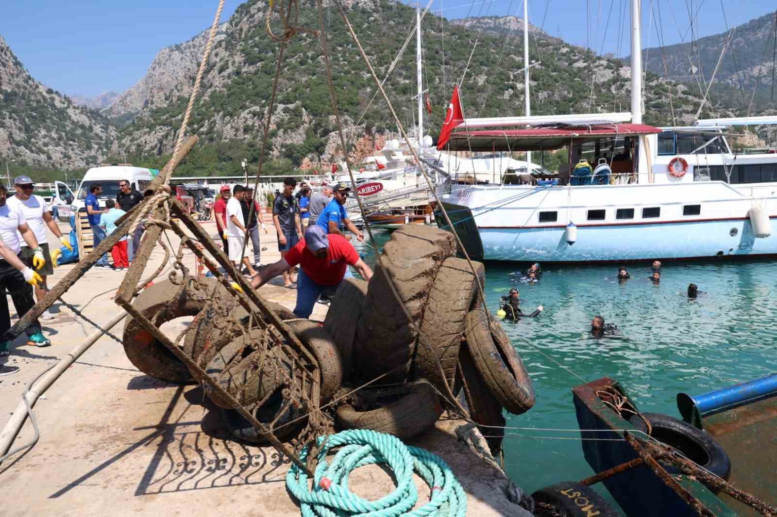 38 dalgicin katildigi etkinlikte denizden arac lastigi cop konteyniri aku demir parcalari cikti 8 VeGem98h