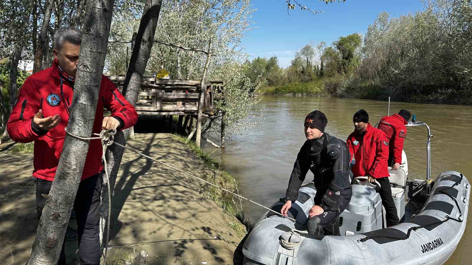 39 kisilik ekip seferber oldu nehre dusen kucuk cocuktan 4 gundur iz yok 1 lNOgS7TQ